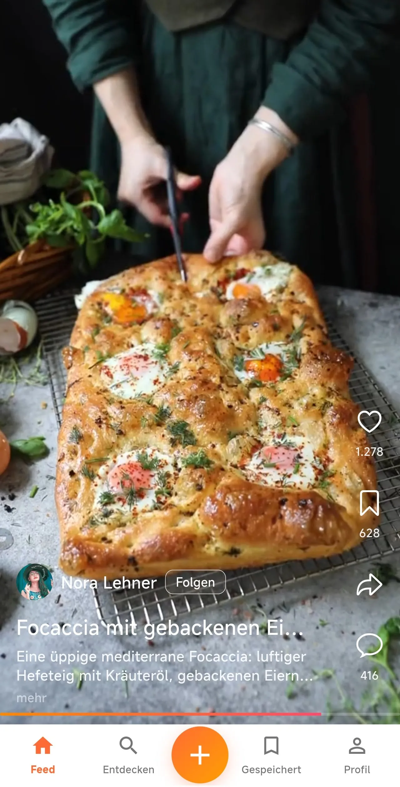 Der Feed zeigt ein Video für Focaccia mit gebackenen Eiern.